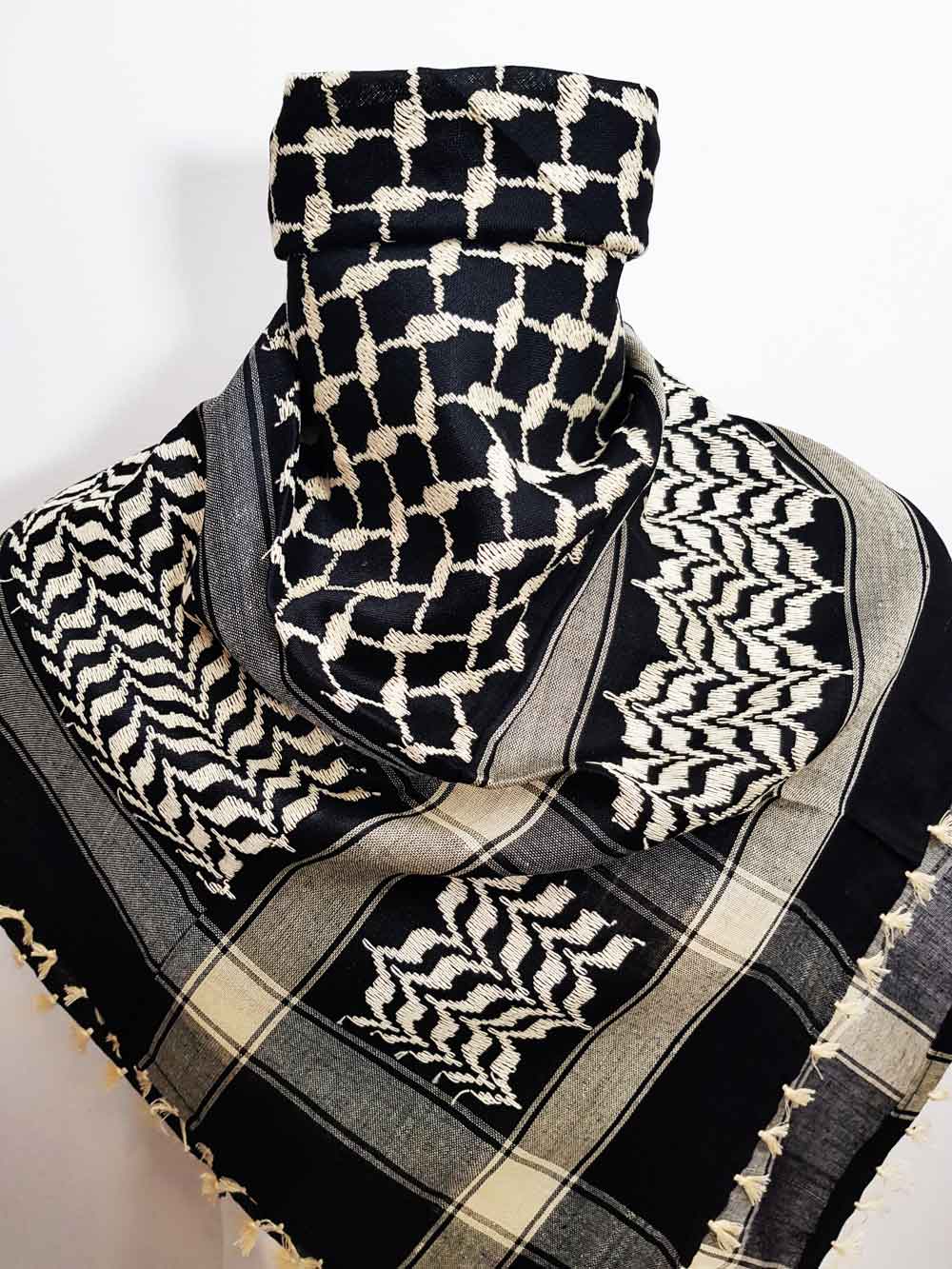 https://www.ethnikka.fr/11685/keffieh-noir-et-beige-foulard-palestinien-pas-cher.jpg