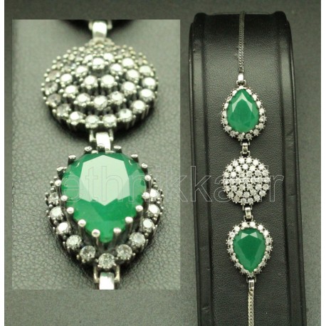 Bracelet orné de pierres semi précieuses vert émeraude